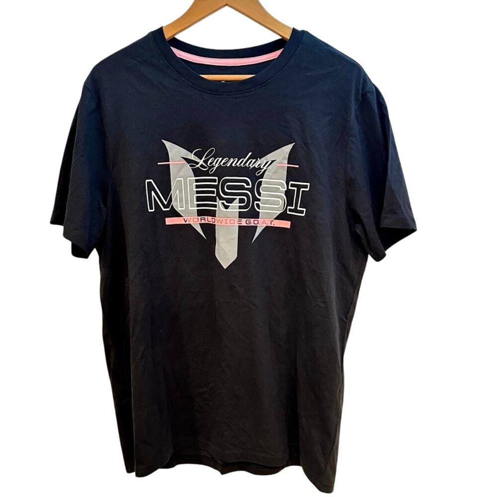 Messi Legendary Worldwide G.O.A.T. Graphic Tee Men’s Large Black Pink Sportswear